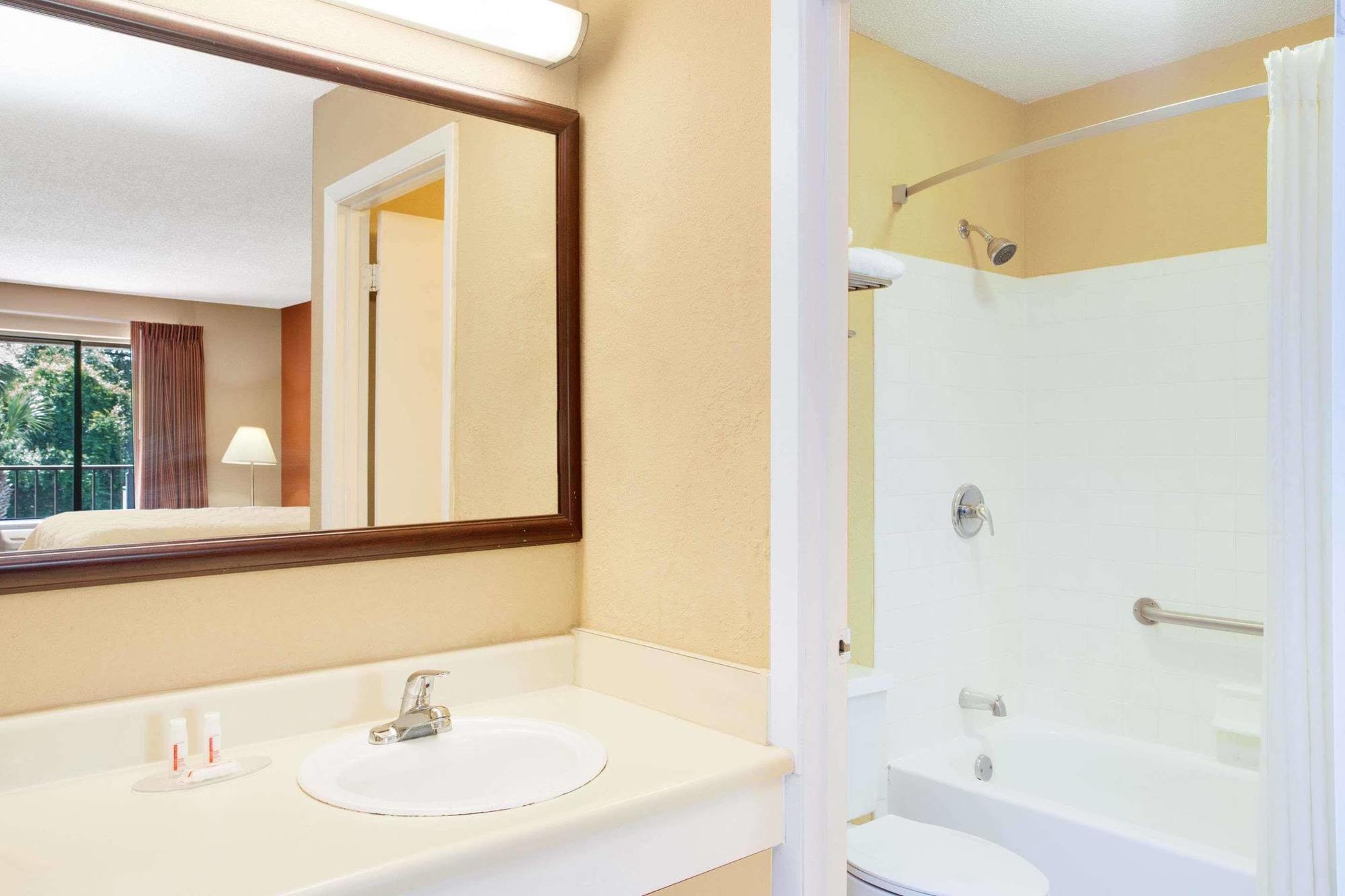 Super 8 Defuniak Springs Motel Eksteriør billede